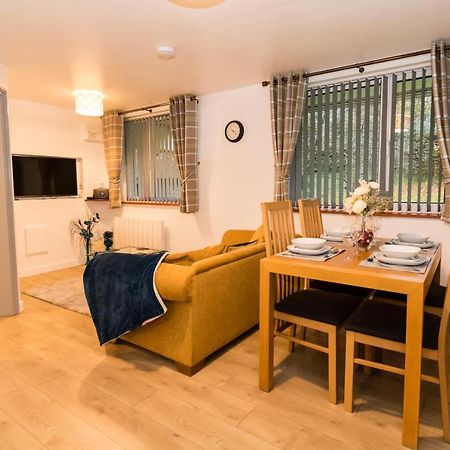 1 Bedroom Newton Apartment L Free Parking L Wigan Royal Infirmary L Haigh Hall L Central Location Dış mekan fotoğraf