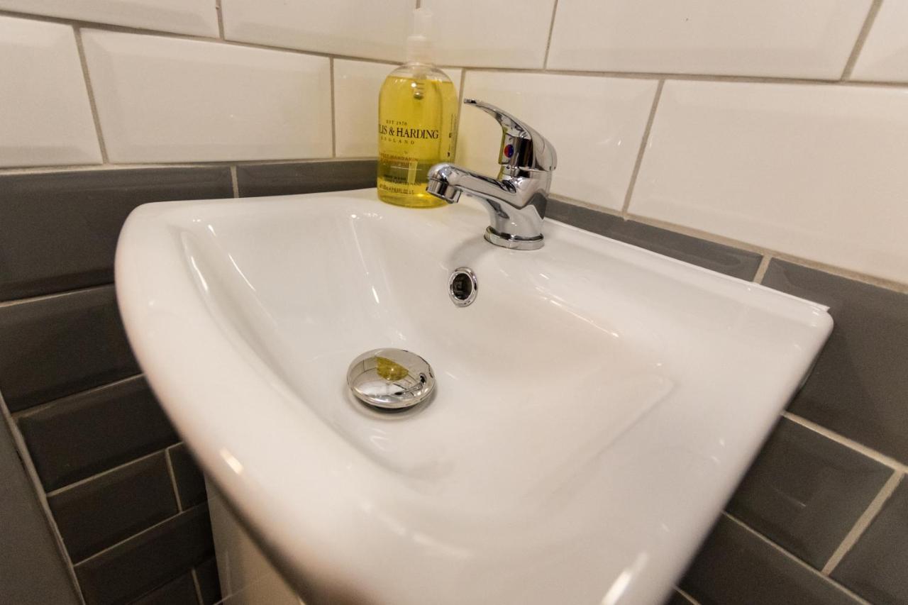 1 Bedroom Newton Apartment L Free Parking L Wigan Royal Infirmary L Haigh Hall L Central Location Dış mekan fotoğraf